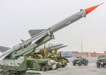 La tentazione di Crosetto: modificare le norme sulla valutazione ambientale per salvare le esercitazioni militari