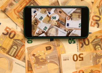 Al dg della Asl di Sassari un cellulare da 2.300 euro pescati dal fondo per l’assistenza sanitaria. L’ira della Regione, il silenzio dell’azienda poi la marcia indietro