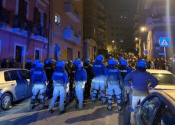Reportage / Stranezze dal mondo: ai fasci la piazza, agli Antifa idranti e lacrimogeni
