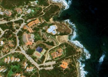 La società londinese che a Stintino ha recintato due spiagge e realizzato uno stabilimento balneare privato