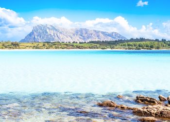 Il pasticcio di Cala Finanza: l’addio dell’assessore, i nuovi abusi edilizi, il dietrofront del consiglio